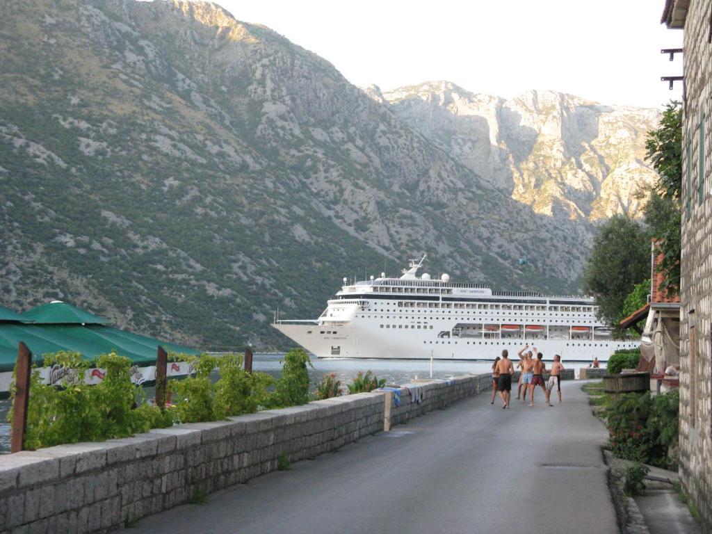 Apartments Penovic Kotor Exteriör bild